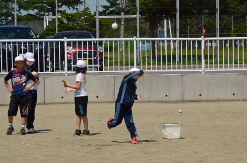 えいっ 体育のボール投げ 八雲町ホームページ