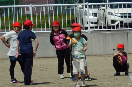 特殊なボールを持つ子供