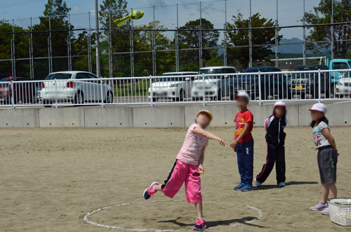 ジャベリックボールを投げる子供