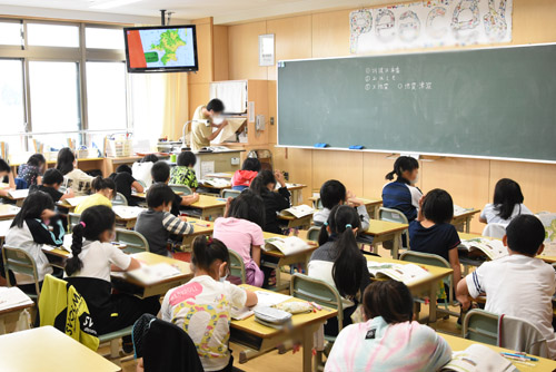 地図で津波について確認する4年生