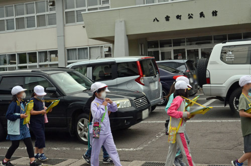 公民館前を歩く子供たち