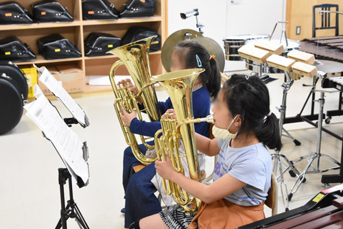 一生懸命練習する子供たち