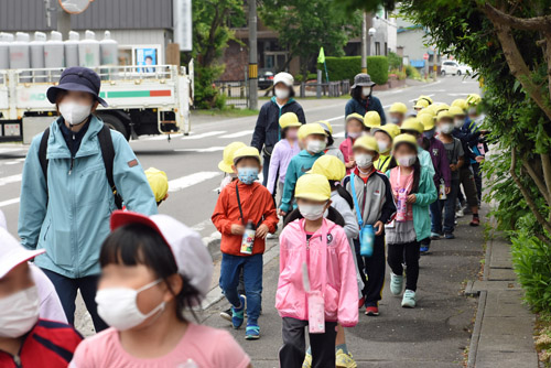 しっかり並んで歩く1年生