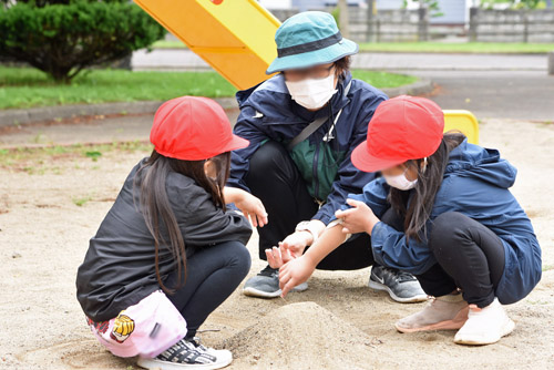 棒倒しで遊ぶ子供