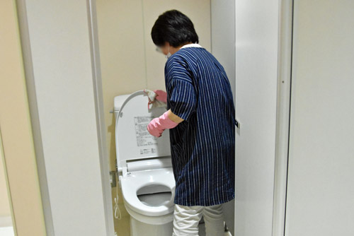 トイレ掃除を行う事務補さん