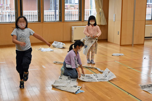 他の始祖王に駆け寄る子供たち