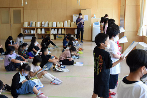 感染防止に配慮して歌の授業を行うようす