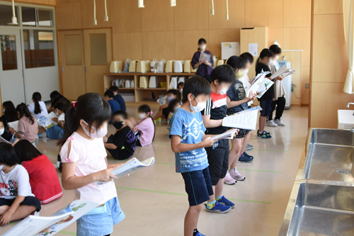 最前列だけが歌う工夫をする様子