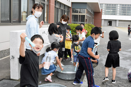 水飲み場に集まる1年生