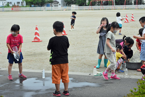 水でお絵かきする子供