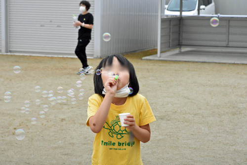 シャボン玉を作って笑顔の子供