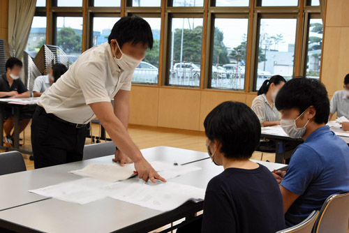 内容を確認しながら採点する先生