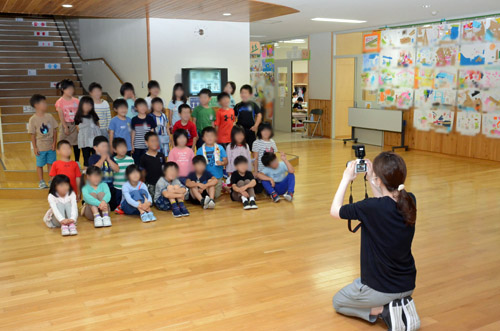 集合写真を撮る1年生2