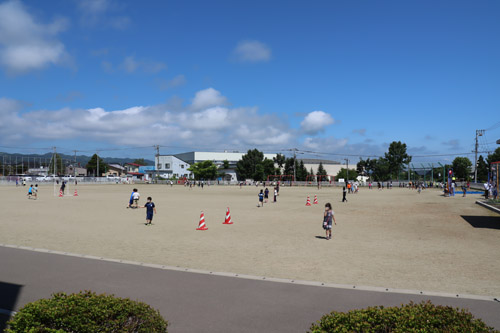 グラウンドで遊ぶ子供たちの様子1