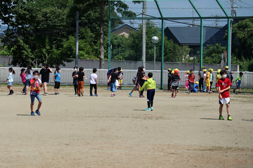 グラウンドで遊ぶ子供たちの様子3