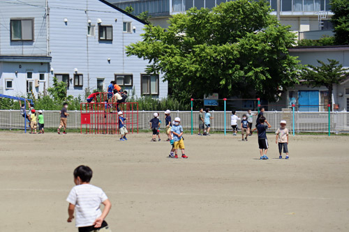 グラウンドで遊ぶ子供たちの様子4