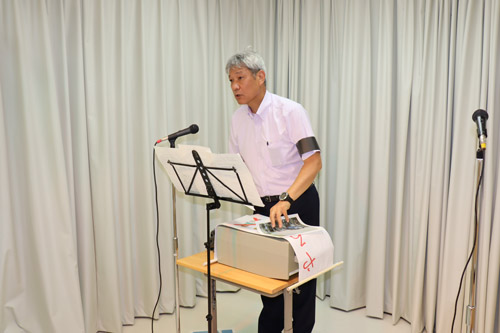 カメラに話しかける校長