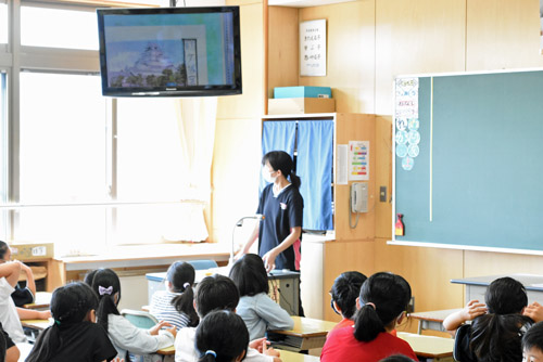 自由研究を紹介する先生