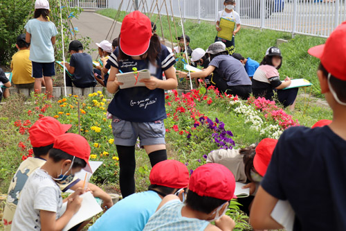 熱心に記録する子供