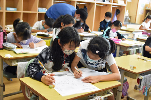 友達同士で答え合わせする様子1