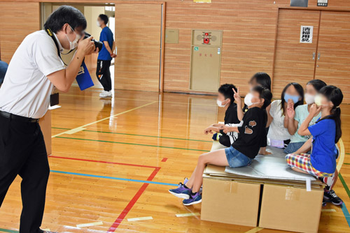 広報の取材を受ける子供たち