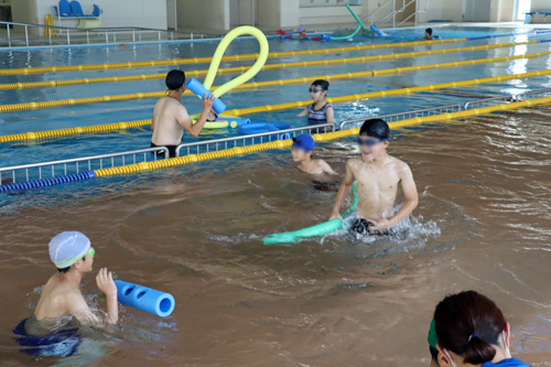 水の感触を楽しむ6年生2