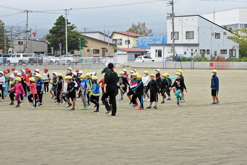 更新の練習をする2年生