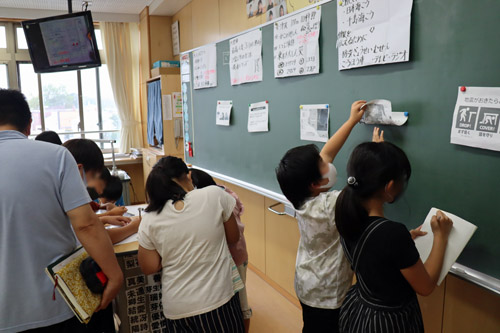 資料を確認する子供たち