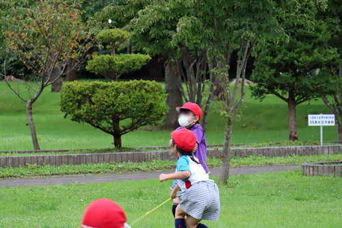 蝶を追いかける子供たち