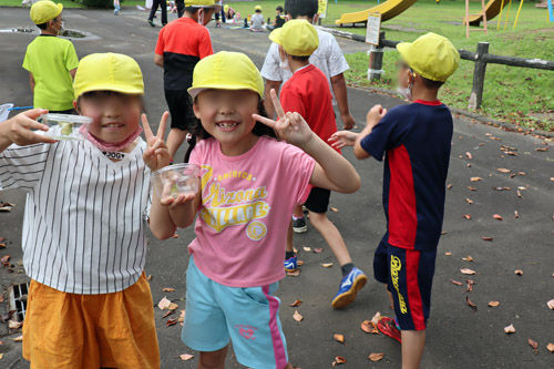 捕まえた虫を自慢げに見せる子供2