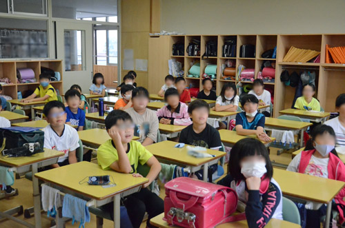 教室で放送を聞く子供たち2