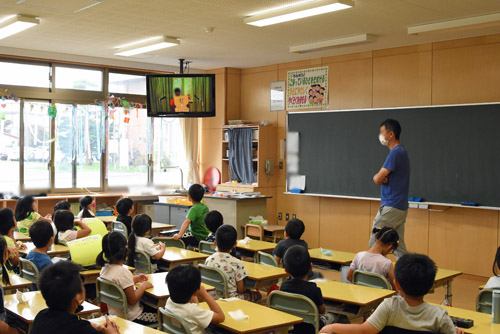 教室で放送を聞く子供たち3