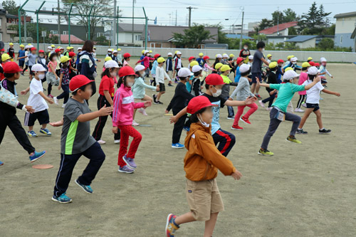 元気に行進の練習をする低学年