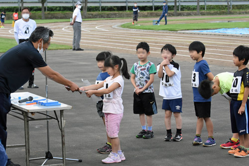 表彰を受ける子供たち2