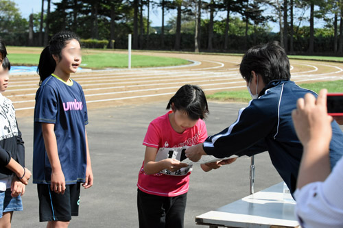 表彰を受ける子供たち3