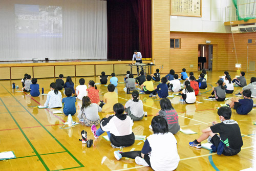 体育館で外部講師の指導を受ける子供たち