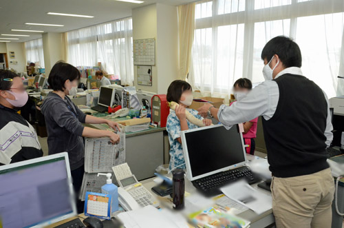 大根を持って職員室でお披露目