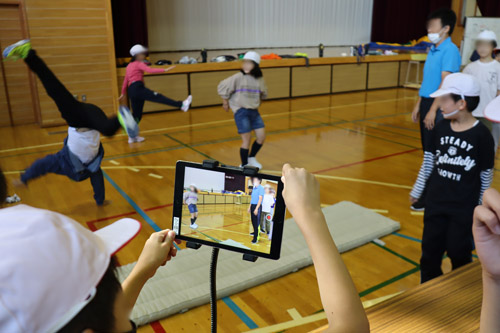 タブレットを活用する子どもたち