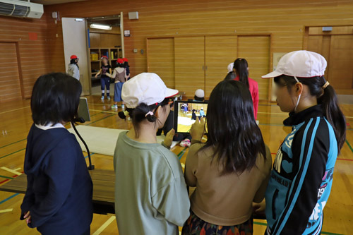 タブレットを使いながら学習する子どもたち