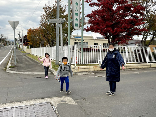 指導に立ってくれた保護者の前を下校する子供たち