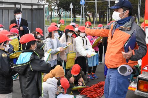 消防署員の説明を真剣に聞く子供たち