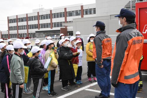 新権威話を聞く子供たち