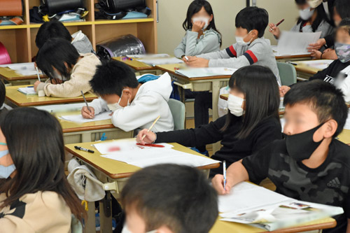真剣に聞く子供たち2