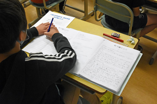 子供たちの書き込む膨大な資料