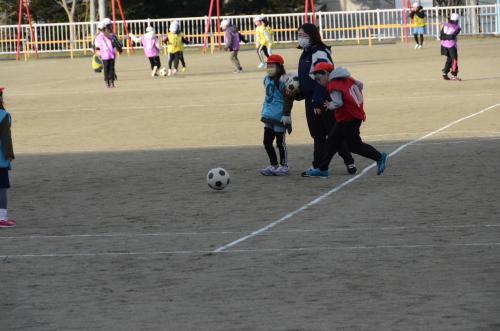 元気にサッカーをする3年生1