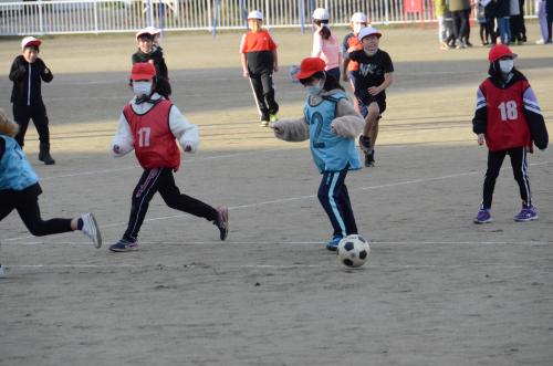 元気にサッカーをする3年生2