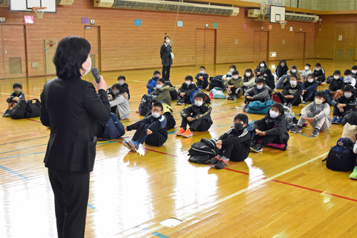 教頭先生の話を聞く子供たち