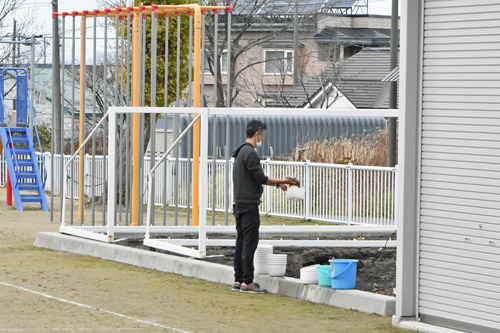 朝顔の鉢を片付ける先生