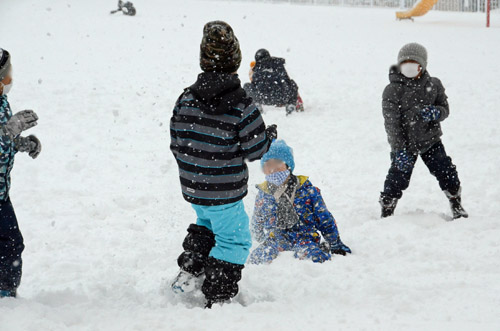 雪で遊ぶ子供たち