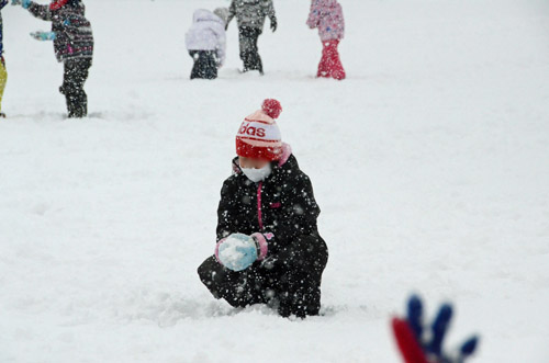 雪で遊ぶ子供たち２